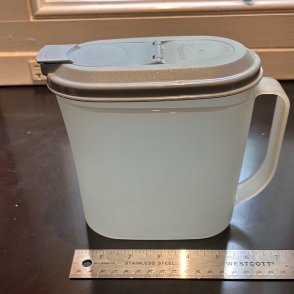 Tupperware pitchers - Picture 7 of 7